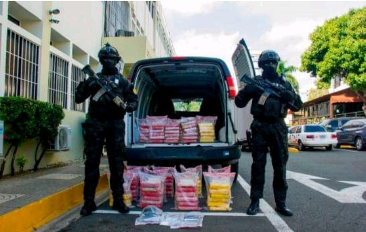 Apresan a dos dominicanos y un venezolano con 126 paquetes de presunta cocaína