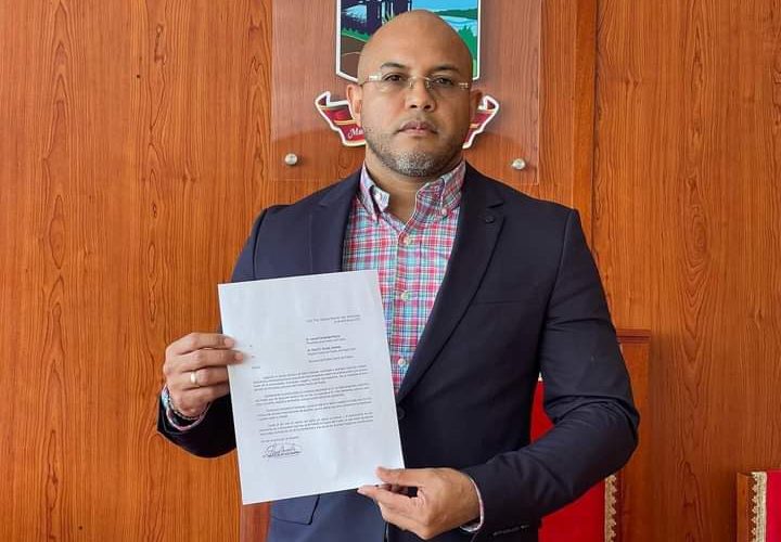 En Cotuí, regidor Gewil Acosta abandona Fuerza del Pueblo