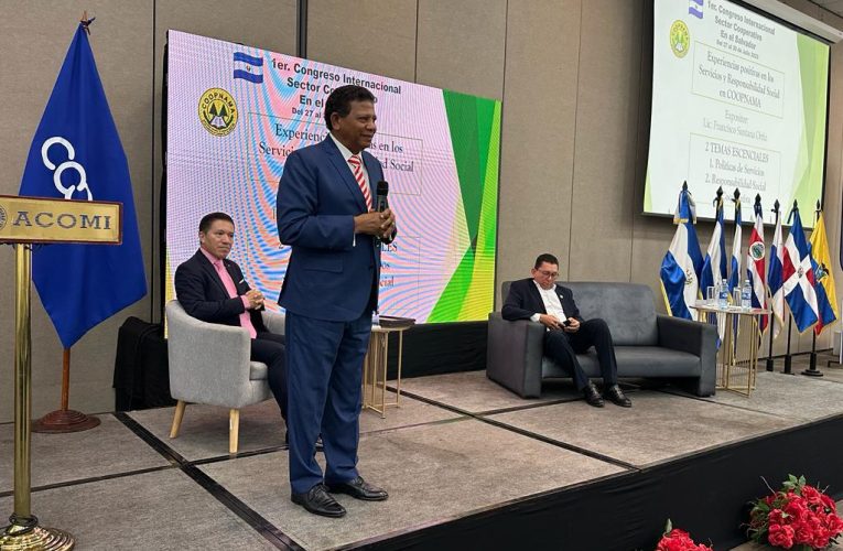 Coopnama participa en congreso internacional en El Salvador